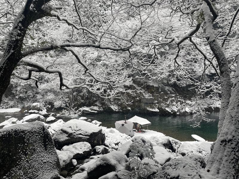 ITADORI SAUNA 寒い季節ならではのITADORI SAUNAの魅力を体験。雪景色に包まれたサウナで、特別な「ととのい」をお楽しみください。