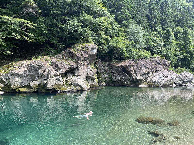 ITADORI SAUNA ITADORI SAUNAの魅力は、目の前に広がる板取川の透明度。直接飛び込める「川サウナ」で、唯一無二の特別な体験をお楽しみください。