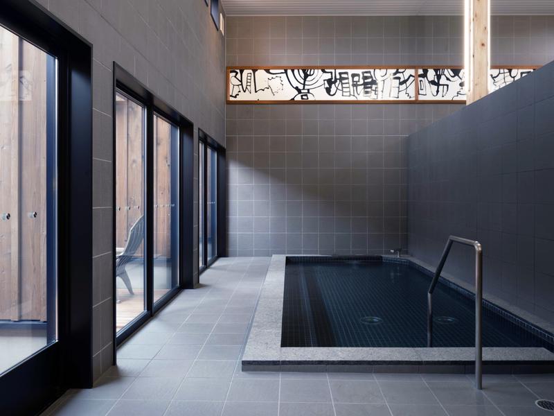 ひづめゆ 浴室内の壁画はヘラルボニーの小林覚さんのオリジナル。炭酸泉に浸かりながら壁画に描かれた効能をゆっくり読むのがおすすめ。