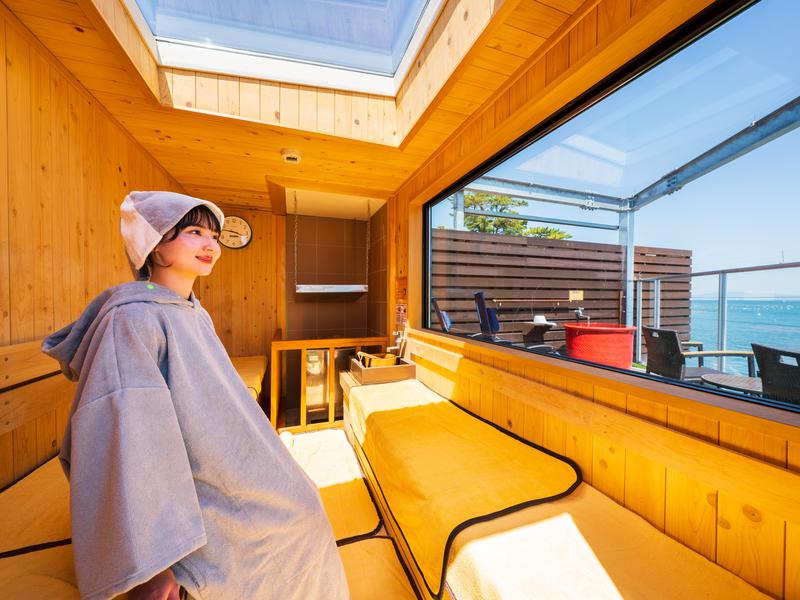 島原温泉 ホテル南風楼 有明海を一望するパノラマサウナ!女性サウナには天窓も!サウナ室のすぐその先には、一人用の天然湧水100%ひんや~り水風呂!