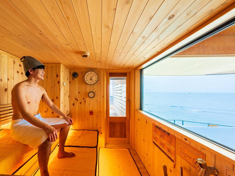 島原温泉 ホテル南風楼 絶景サウナが2023年3月新登場! 総ひのき張りの2段ベンチ。最大の特徴は、海に突き出た大きな窓。 ストーブは、メトス社製の最新型ジールZIEL。 ジュワジュワ~パチパチジィジィ~。
