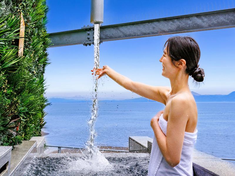 島原温泉 ホテル南風楼 【水神】【脳天スプラッシュウォーターで一気に冷却】キンキンに冷えたおひとり様用水風呂、海を見渡す絶景スポットに鎮座。 肌触り優しいその水質は普賢岳の麓より湧き出すカルシウムたっぷりの島原天然湧水。