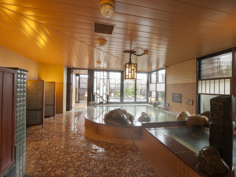 天然温泉 霧桜の湯 ドーミーイン鹿児島 最上階13Fに、男女別天然温泉大浴場「霧桜の湯」。奥が露天風呂と外気浴スペース。