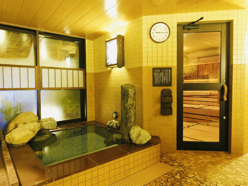 天然温泉 霧桜の湯 ドーミーイン鹿児島 チラー付き水風呂。外気浴は、露天風呂横にアディロンダックチェアがあるためそちらで可能。