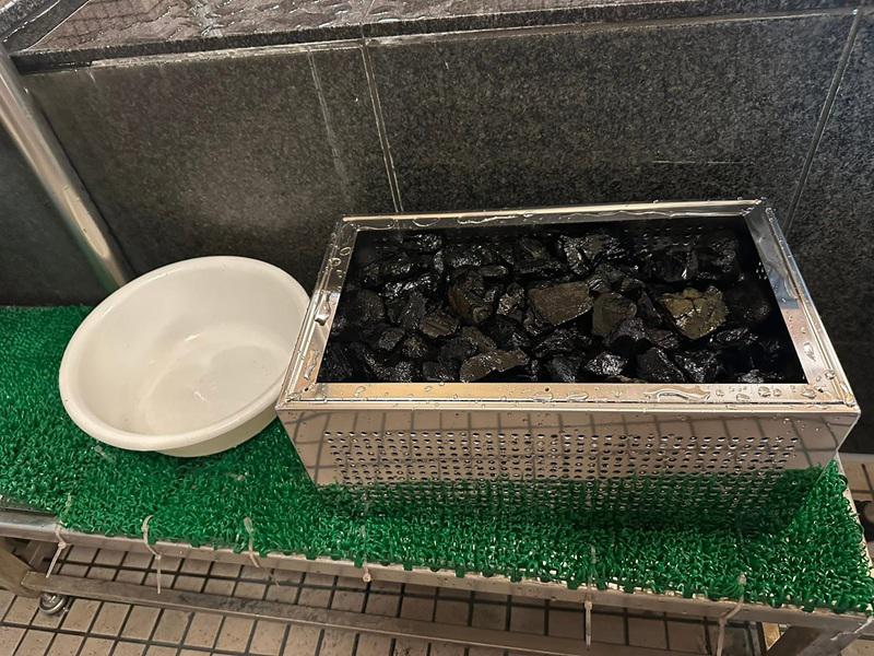 ホテル ビッグマリン奄美 (光明石温泉・トルマリンサウナ・トルマリン水風呂) 水風呂のトルマリン鉱石