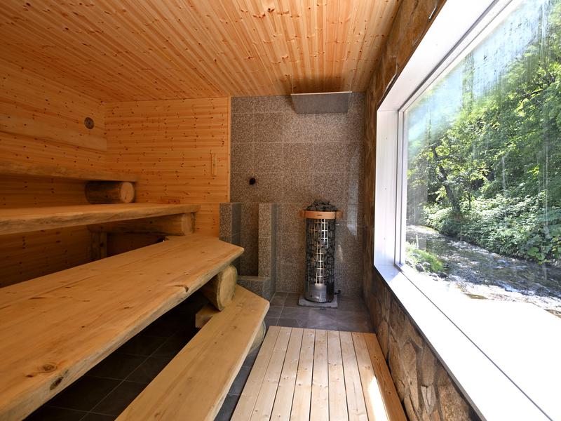 湯宿だいいち 清流のささやきサウナ　　源泉が滝のように流れており、常にロウリュされている状態　湿度は60％