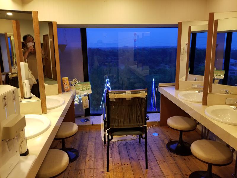 天空の湯 (ホテルヘリテイジ 最上階展望風呂) 景観の良い脱衣場。休憩に使える