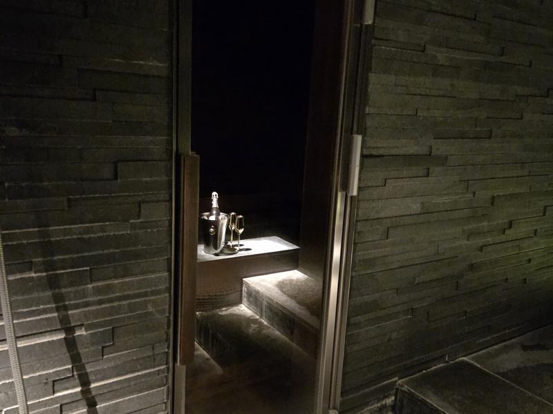 bar hotel 箱根香山 プライベートスパBlackサ室扉(シャンパンは反射の映り込み)