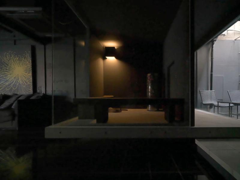 SAUN9NE サウナイン大阪東心斎橋 ガラス張りのサウナ室。ストーブはロウリュできるハルビアのストーブです。