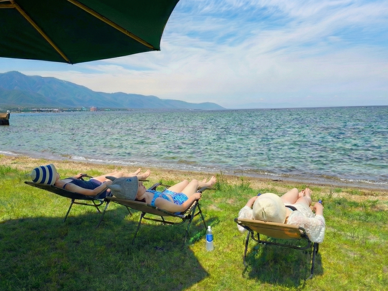 ワニベース サウナ **【波の音が響く極上のディープリラックス】**豪快な琵琶湖ダイブの後は、湖畔のチェアで極上の外気浴。肌を撫でる心地よい湖風とリズミカルな波のBGMが、あなたをどこまでも深いととのいへと誘います。