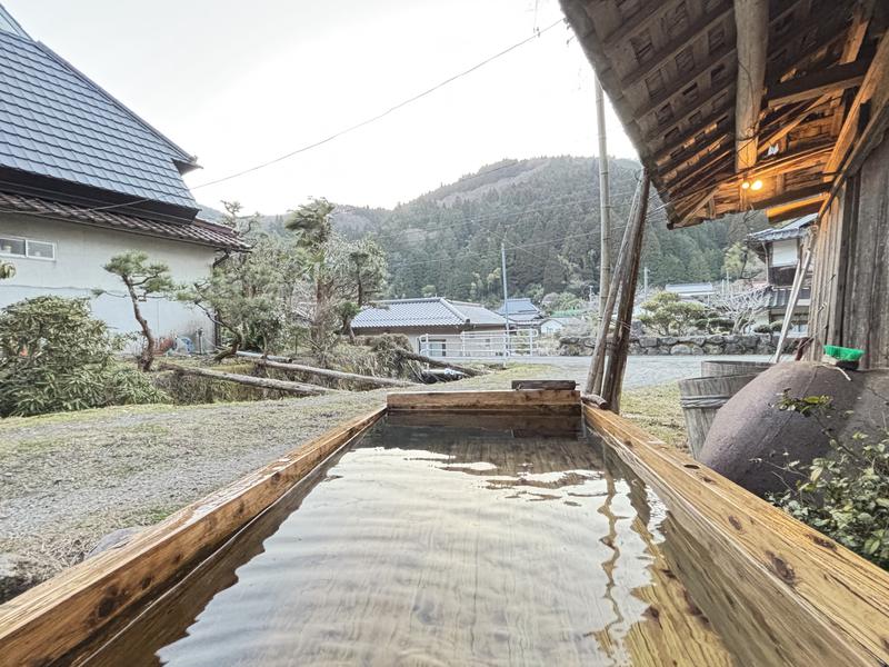 パブリックハウス アンド サウナ 久米屋 近くの沢を利用した水風呂
