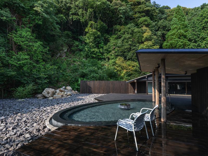 御船山楽園ホテル「らかんの湯」 男性大浴場 外気浴スペース