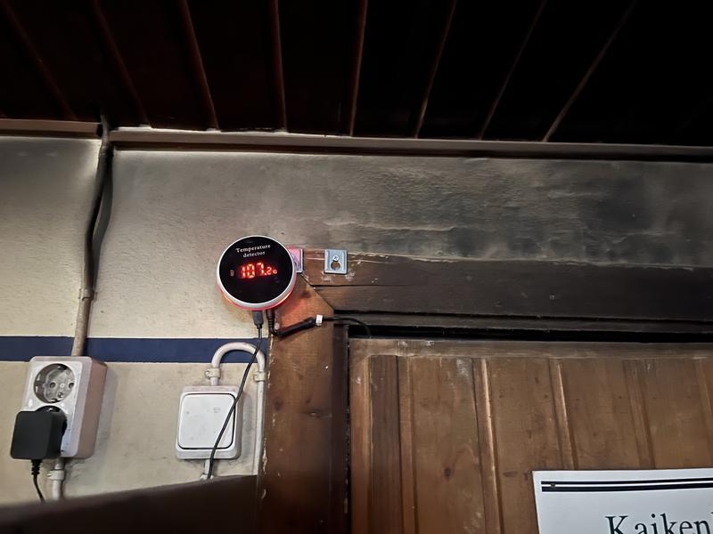 Kotiharjun Sauna 入り口に温度計。この日は107度