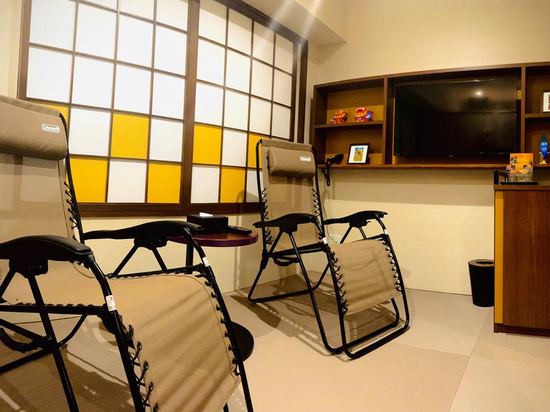 プロスタイル旅館 那覇県庁前 3F 畳敷きでインフィニティチェアを完備したサウナルームはゆったりくつろぐ事ができます。