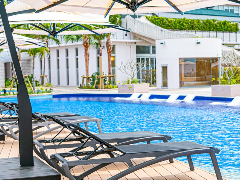オリエンタルホテル 沖縄リゾート&スパ プールサイドでは絶好のロケーションを前に海風を感じながら外気浴