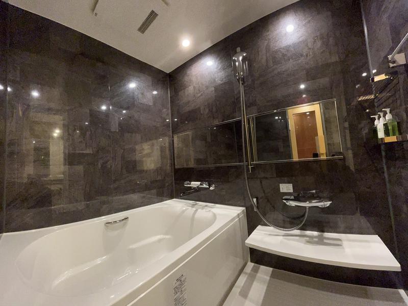 PROSTYLE SAUNA 東京浅草 (プロスタイル旅館 東京浅草 2F) 広々としたバスルームを独り占めできます。水風呂・シャワーご利用いただけます。