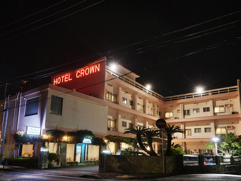 クラウンホテル沖縄 ホテル外観（夜）