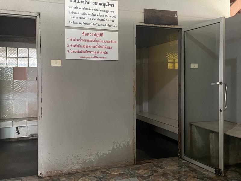 นวดเพื่อสุขภาพชีวกโกมารภัจจ์ Thai Massage Shivagakomarpaj (Old Medicine Hospital) サ室 画像左は使われておらず、右のみ