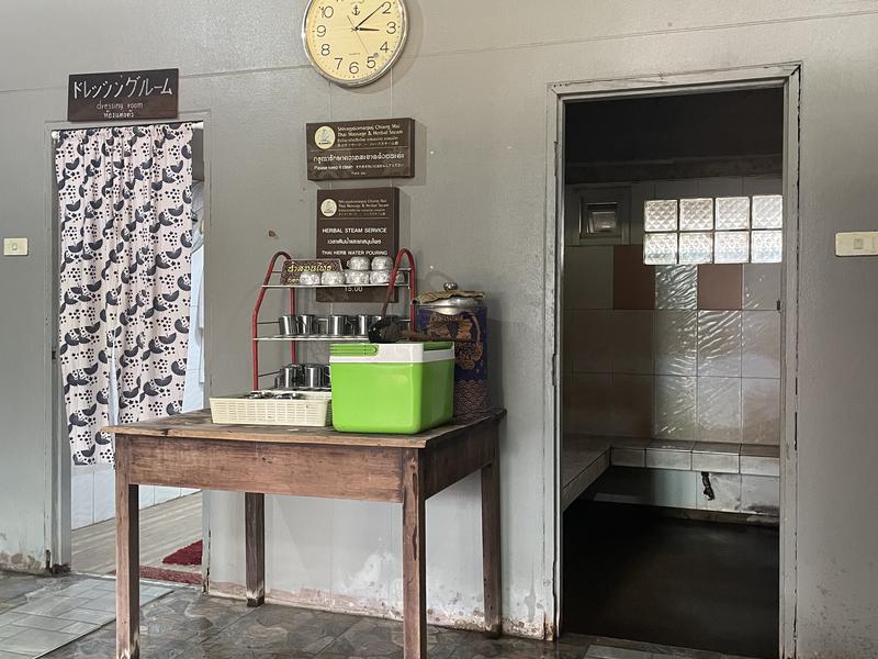 นวดเพื่อสุขภาพชีวกโกมารภัจจ์ Thai Massage Shivagakomarpaj (Old Medicine Hospital) 入って正面にある無料のハーブティー カーテンの奥は更衣室
