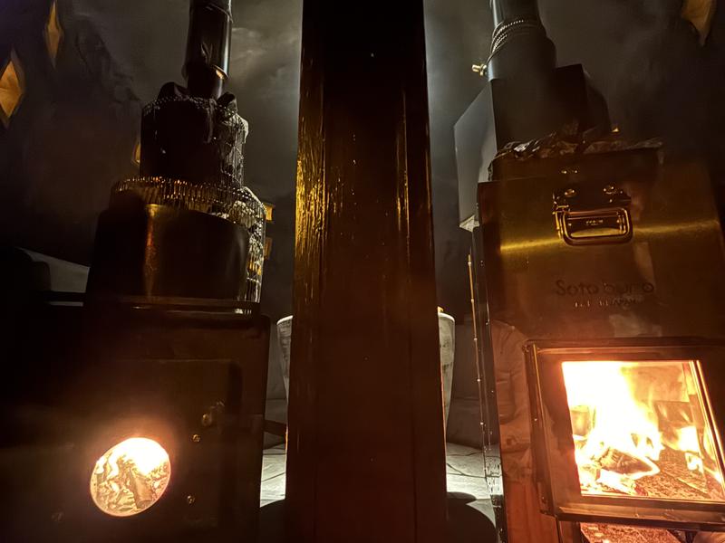 サ郷kakeRu madsaunistのストーブ２機搭載