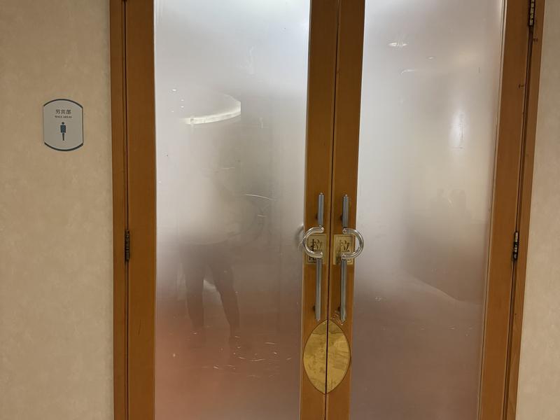 大連日航飯店(Hotel Nikko Dalian) エスカレーターの隙間通ってこのドアから入ります