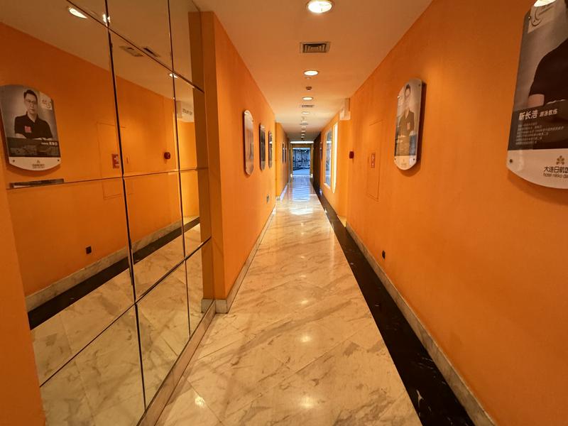 大連日航飯店(Hotel Nikko Dalian) 長い廊下の先に浴室があります