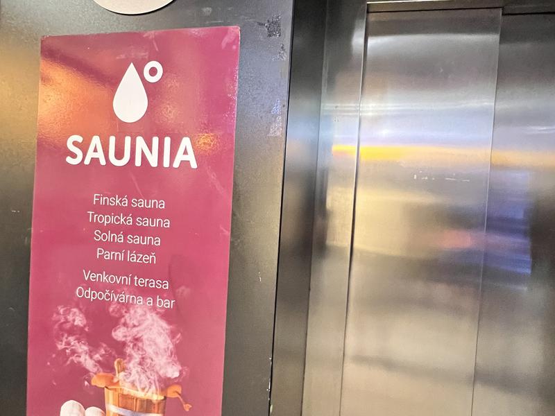 Saunia LETMO Brno モール1階エレベータ