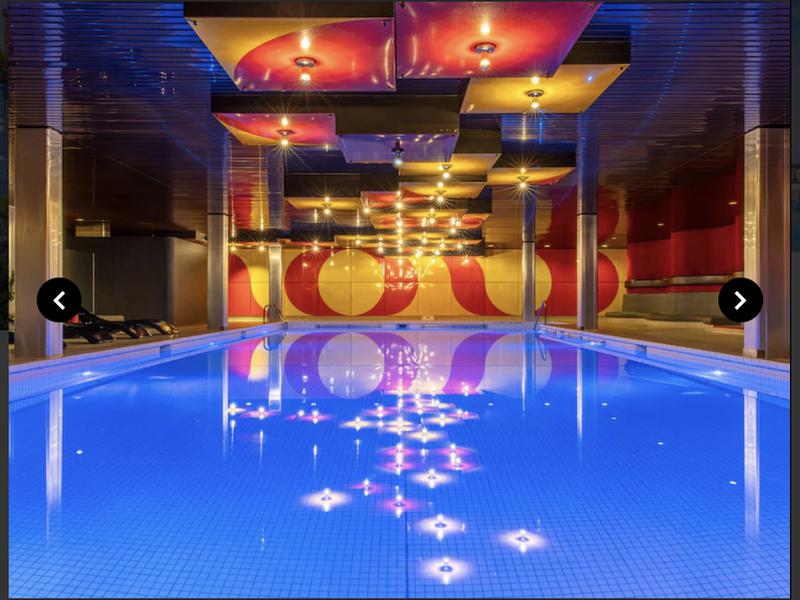 Radisson Blu Hotel, Basel プール(公式より)、ここは水着着用またはタオルを巻いて通過する。画像左奥がサウナ&スチームバスコーナー