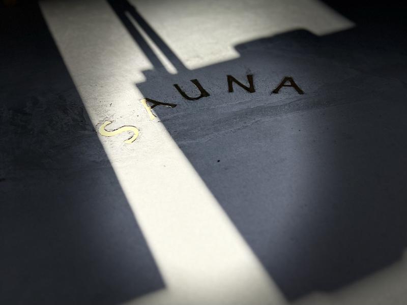 TANAKA.SAUNA(本当の発汗) 玄関ポーチのサウナ文字でお出迎え