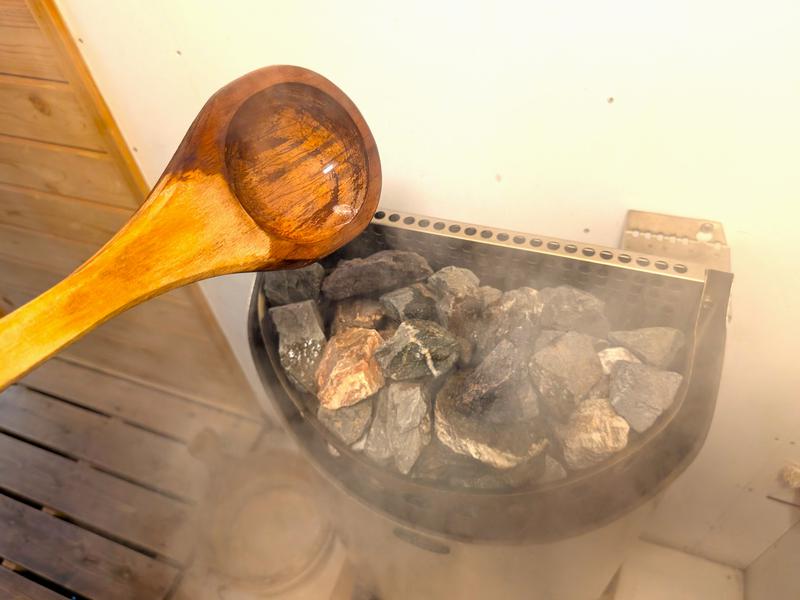 森の天空サウナ&露天風呂 オリジナルの ほうじ茶ロウリュは、立ち上る香ばしい香りが リラックス効果を高めてくれます