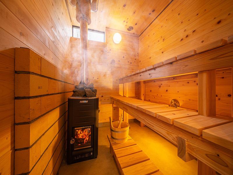 sauna stillness 薪サウナ室
