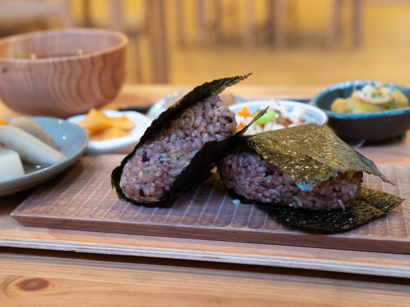 THE VANISH サウナ上がりはNayuta1Fの「玄米おにぎり ひとやすみ」で美味しく健康的なお食事をどうぞ。