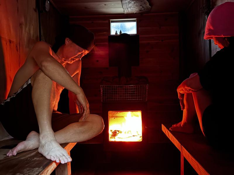 kanrano sauna 木造のサウナ小屋、薪サウナ、薪の香りが鼻腔をくすぐる。