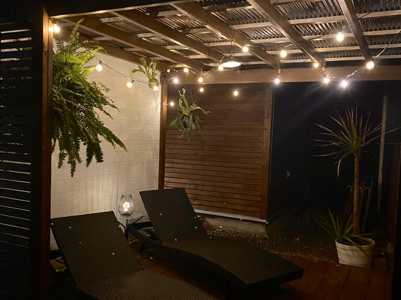 IZU SAUNA(FUTO BEACH HOUSE内) 夜の外気浴スペース（屋根付き）