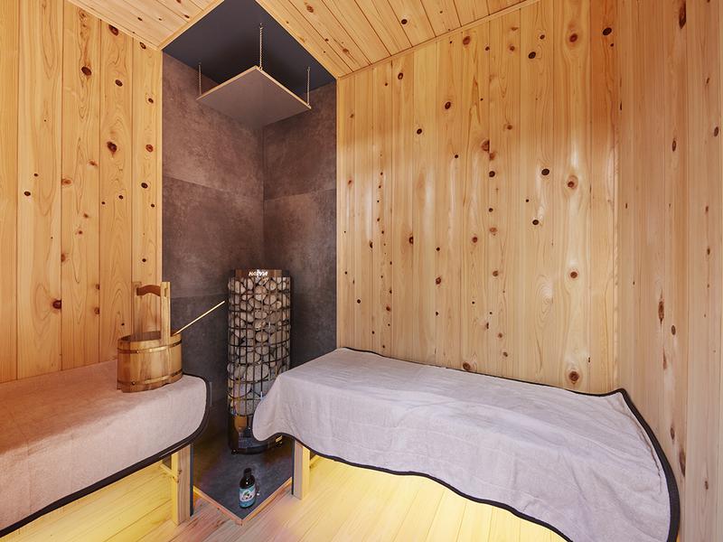 マイグレ600 1F石庭 室内総檜のサウナ室には超高熱度の本格的フィンランド製harviaのサウナストーブを採用。