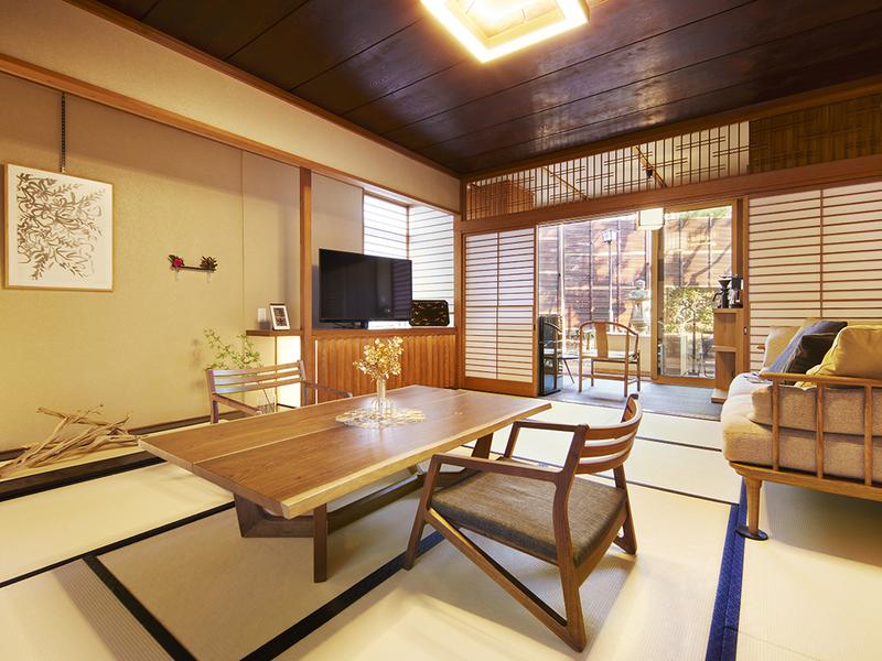 マイグレ600 1F石庭 水屋を付属する茶の間。床の間や存在感のある9尺の欄干を有する日本家屋が、デザイン家具とマッチします。