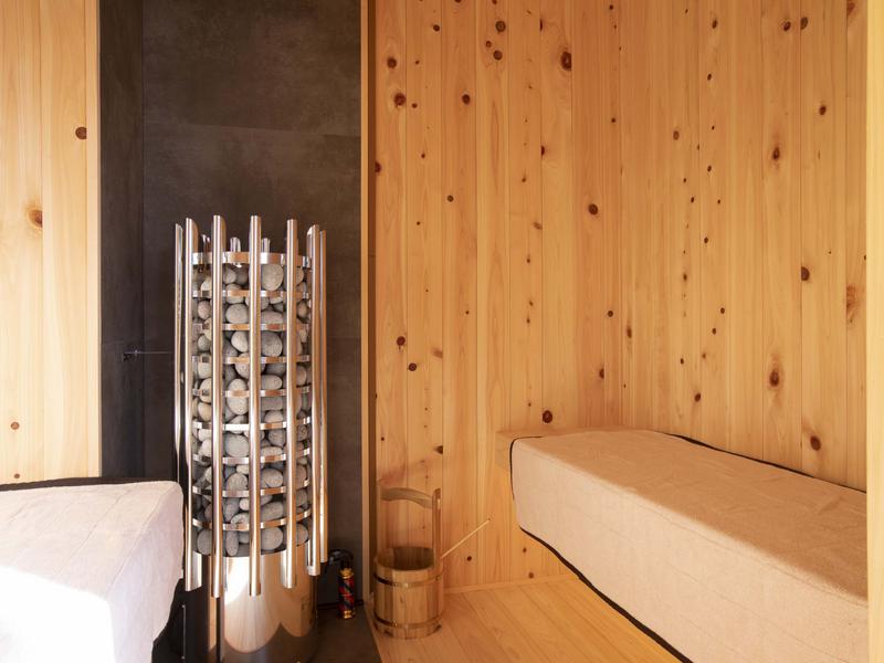 マイグレ600 2F天上 室内総檜のサウナ室には超高熱度の本格的フィンランド製harviaのサウナストーブを採用。