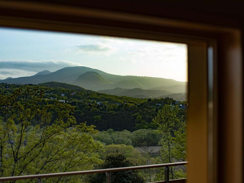 マイグレKENKEN 窓からは大室山や伊東の山々の絶景をお楽しみください。