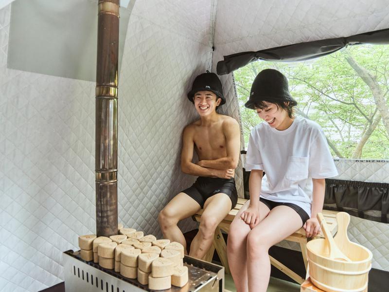 和多屋別荘「河畔サウナ」 テントの床は畳敷き。温泉水とYohakuのアロマオイルを使ったセルフロウリュが楽しめます。