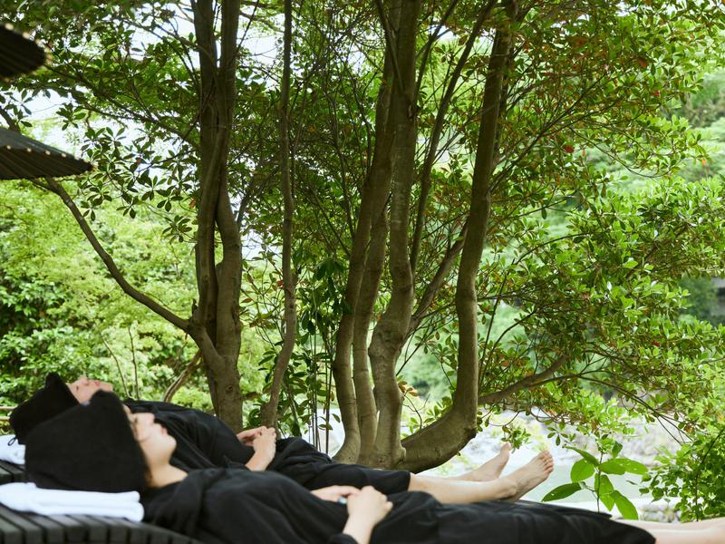 和多屋別荘「河畔サウナ」 テント横の木陰には寝ころびイス。