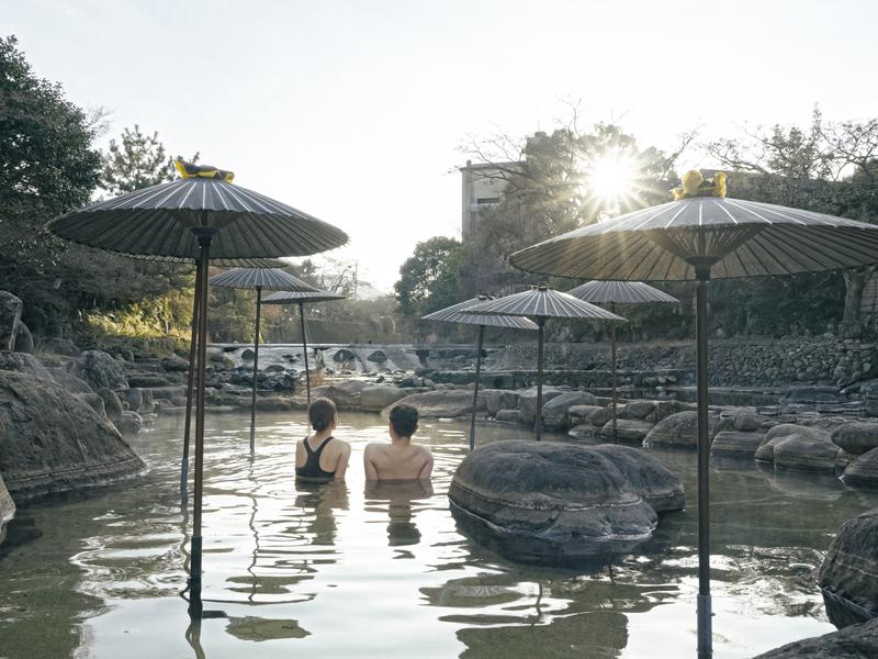 和多屋別荘「河畔サウナ」 34～37℃かけ流しのかけ流し温泉水。不感温浴を楽しめます。