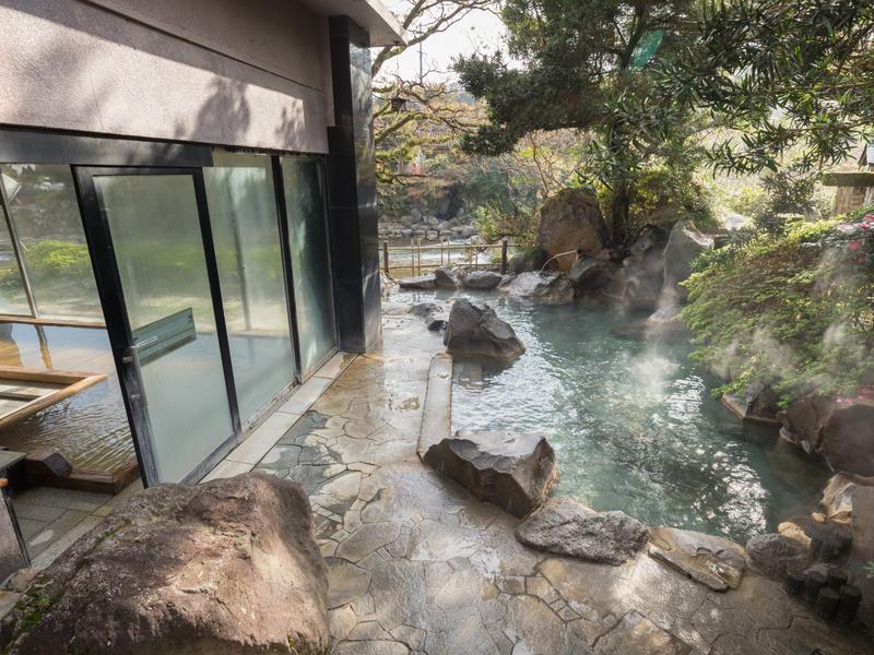 和多屋別荘「大浴場・御影殿」 男性用露天風呂。敷地の真ん中を流れる嬉野川のせせらぎが楽しめます。