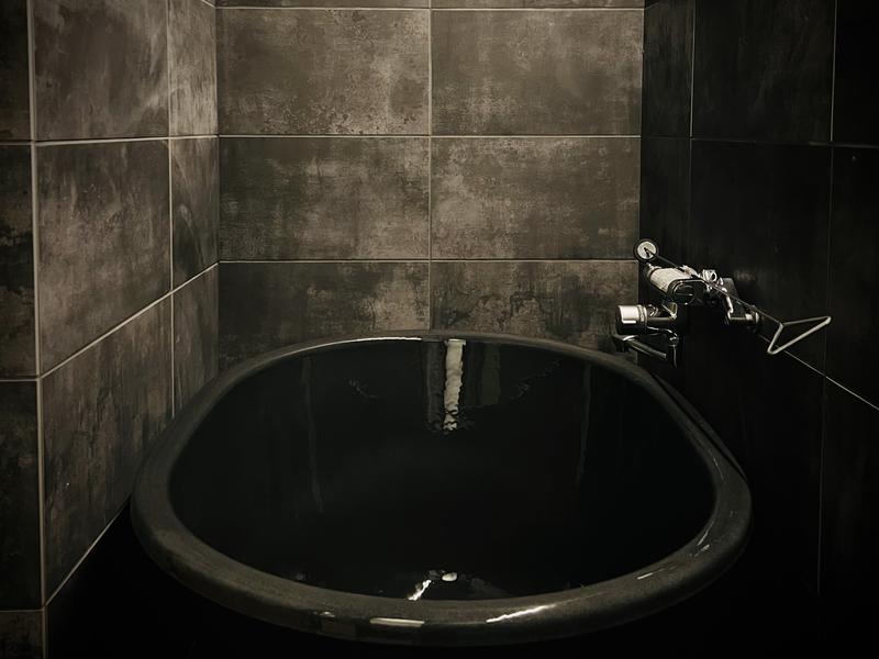 FUMAI sauna 不昧好みの黒を基調とした浴室