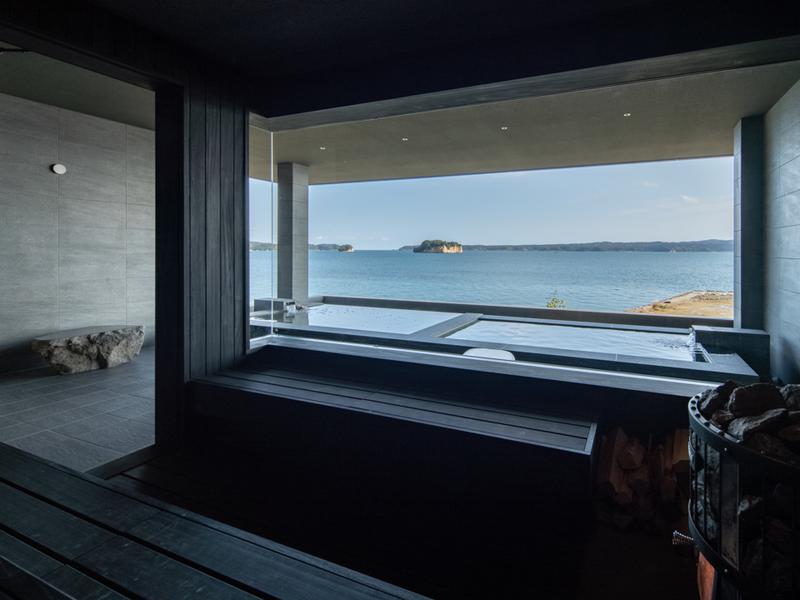 一 能登島(ひとつのとじま) 巨大なガラス窓から海を望むサウナ室