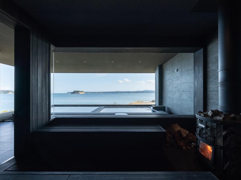 一 能登島(ひとつのとじま) 巨大なガラス窓から海を望むサウナ室