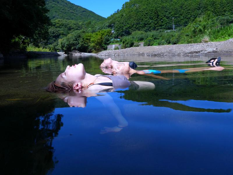 みかんサウナ -mikan sauna wakayama- 川が水風呂。水中でととのえます！冬でも冷たくありません。