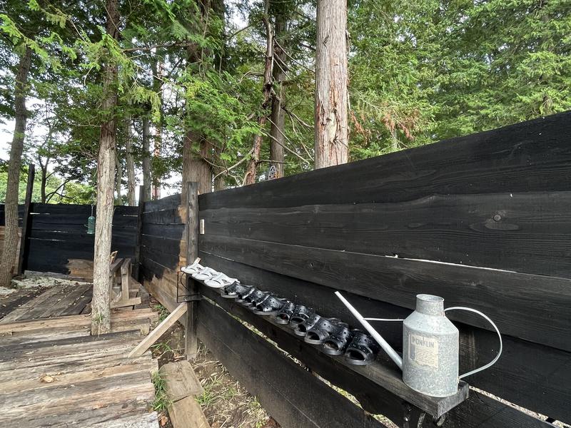 NASU IONO CAMPSITE サウナ入口サンダル