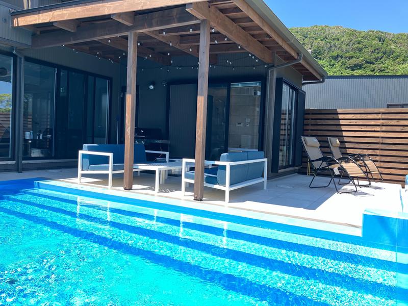 Retreat Villa Aym プールとテラス