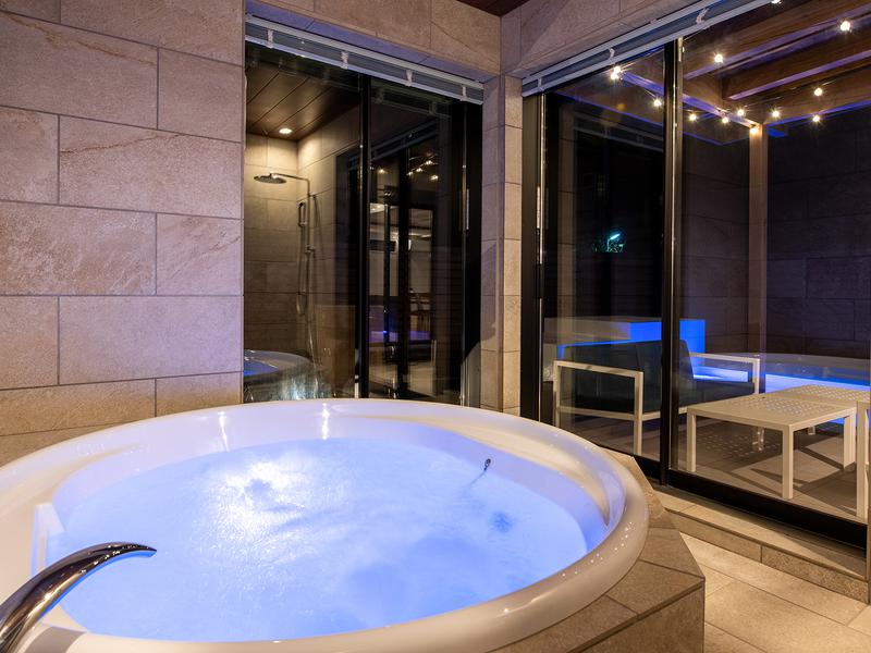 Retreat Villa Aym ジャグジーバス