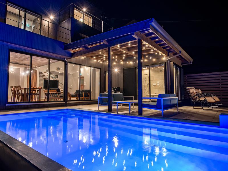 Retreat Villa Aym 夜のプール